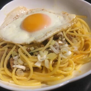 ウニ納豆パスタの目玉焼きのせ